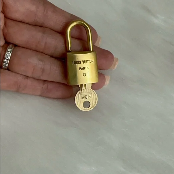 LV 🔐 208 this is the 200 series - Picture 3 of 5